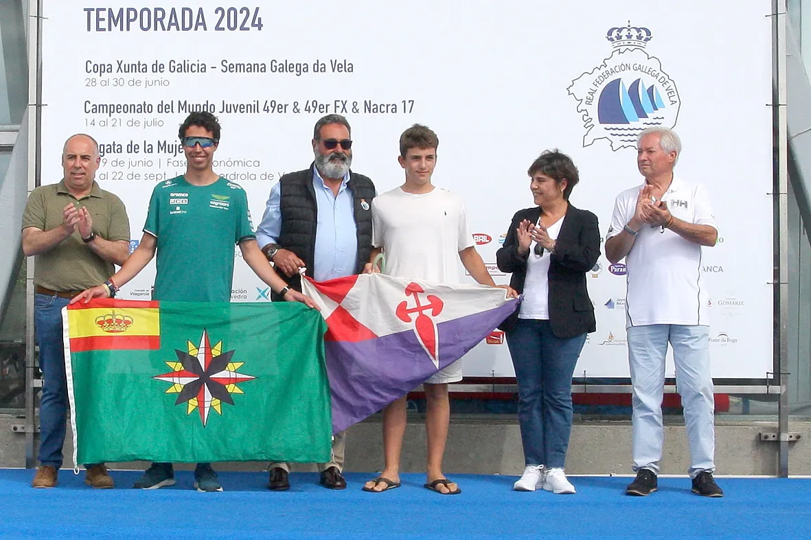 Regatistas celebrando su éxito con trofeos en Vilagarcía de Arousa.