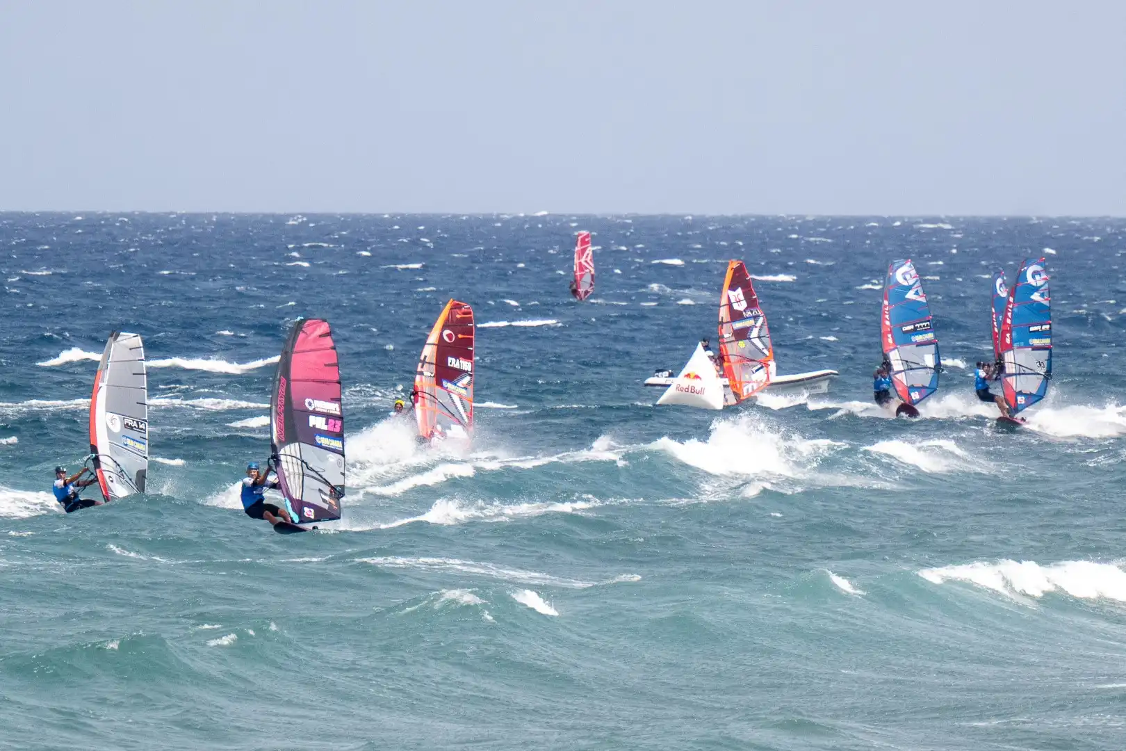 Descubre la emocionante competición internacional de Slalom X en Pozo Izquierdo, con Sarah-Quita Offringa y Pierre Mortefon liderando entre vientos extremos.