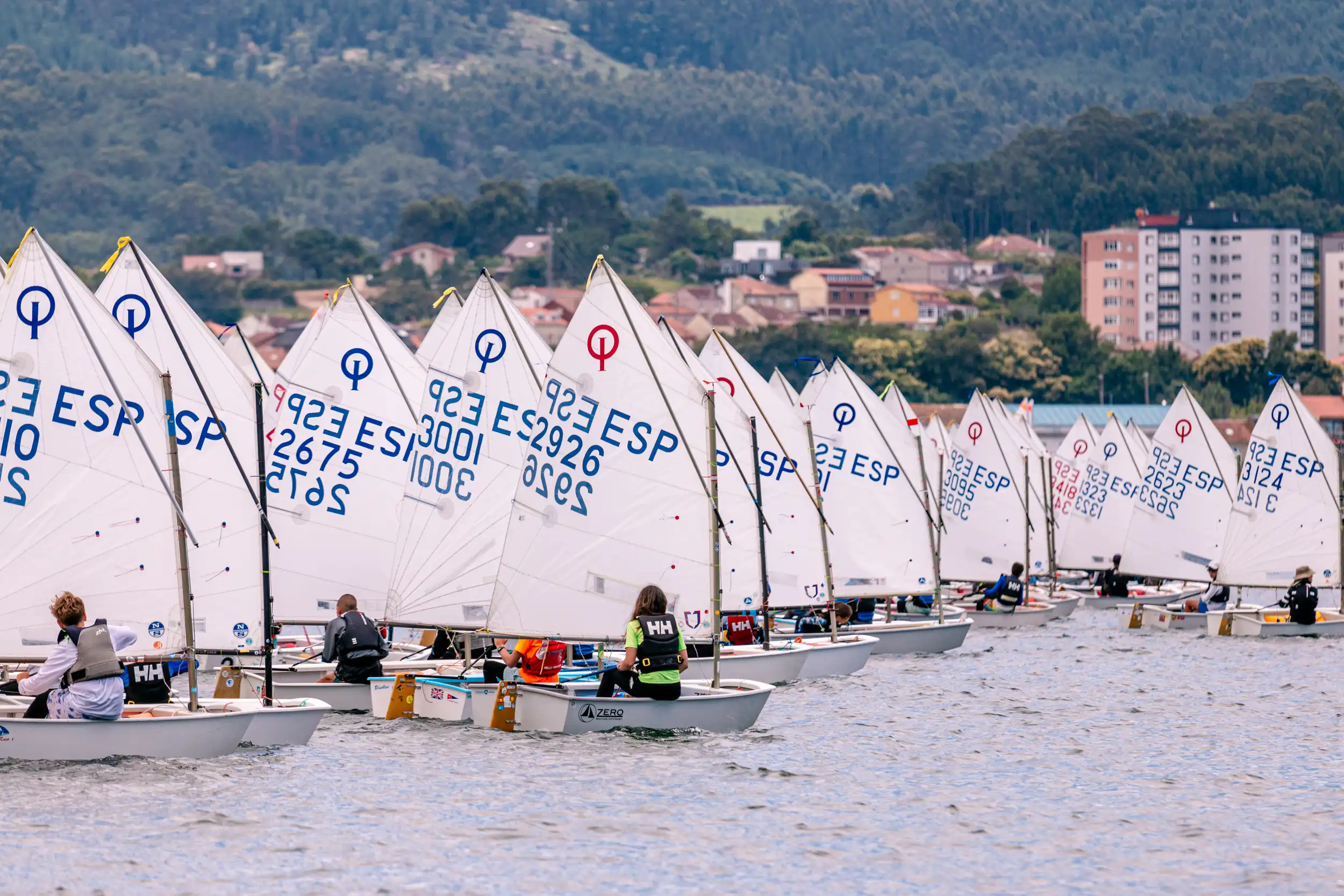 Más de 200 regatistas compitieron en Vilagarcía durante la Semana Gallega de la Vela. Descubre todos los detalles de esta emocionante jornada.