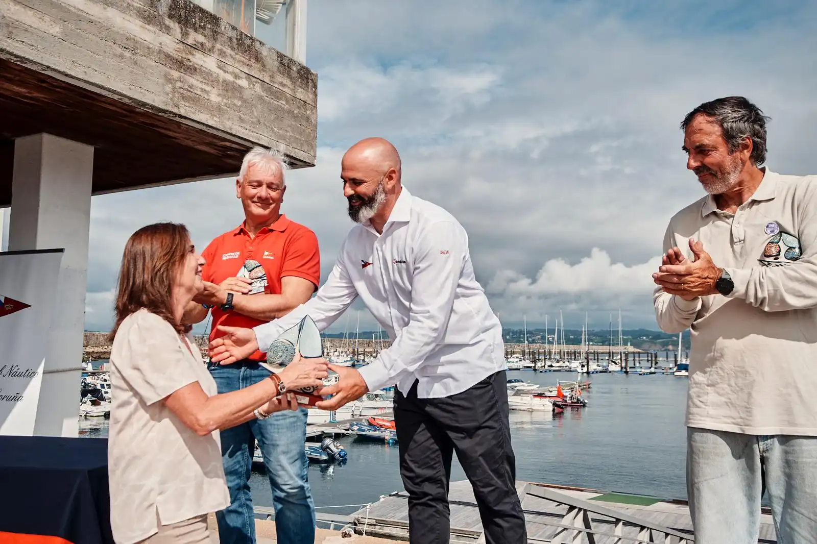 Miguel Fernández Vasco se consagra nuevamente Campeón de España en la clase Finn en La Coruña. Descubre los detalles de su dominio y los resultados completos.