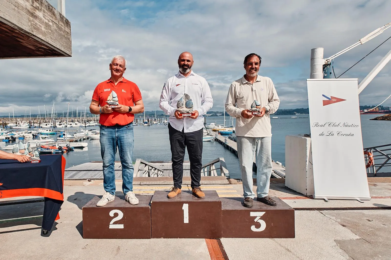 Miguel Fernández Vasco, Antonio Parra y Fernando Bello en el podio del campeonato de la clase Finn en La Coruña.