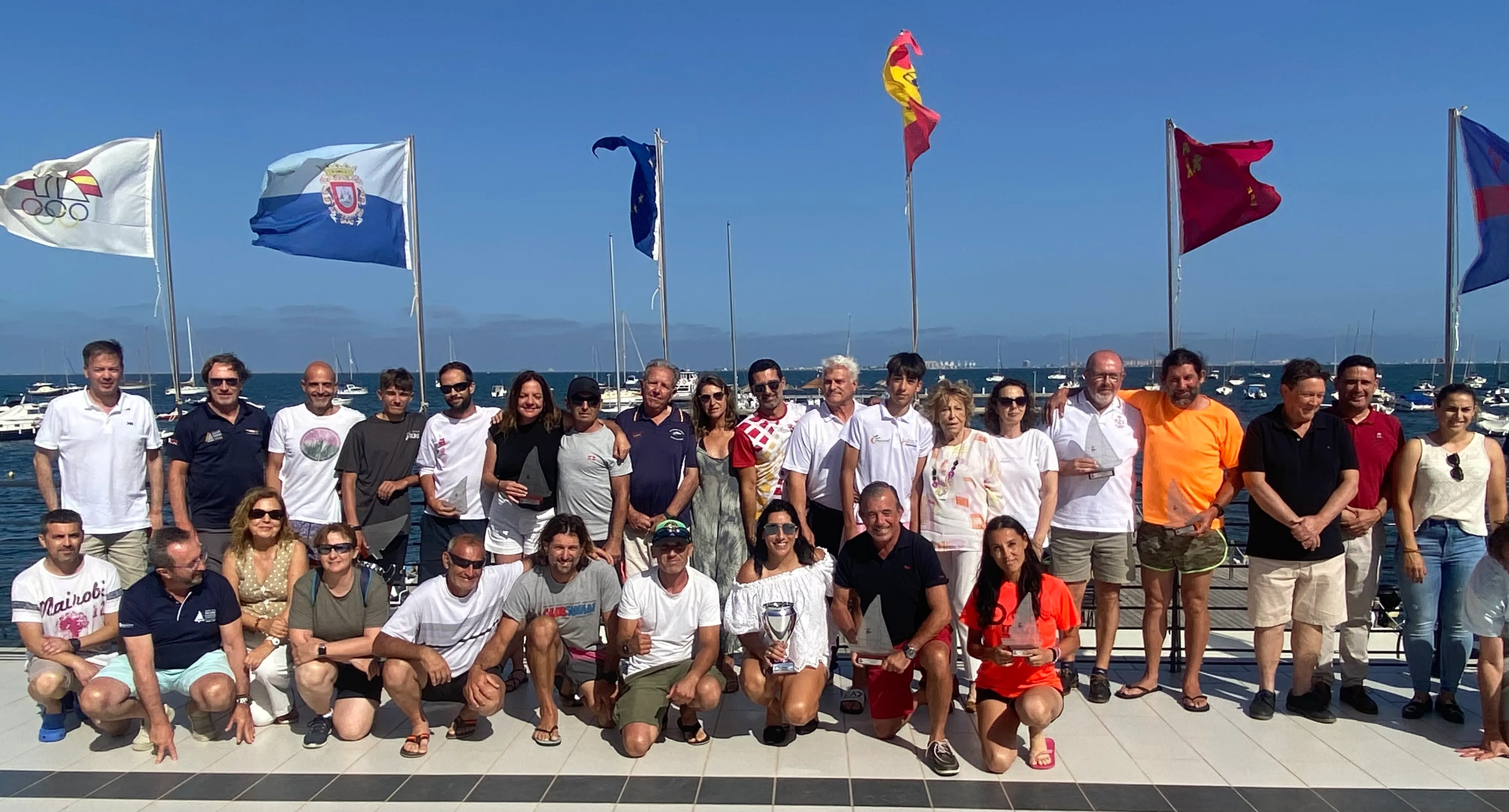 La entrega de trofeos en la terraza del RCR de Santiago de la Ribera, con la presencia de autoridades y patrocinadores.