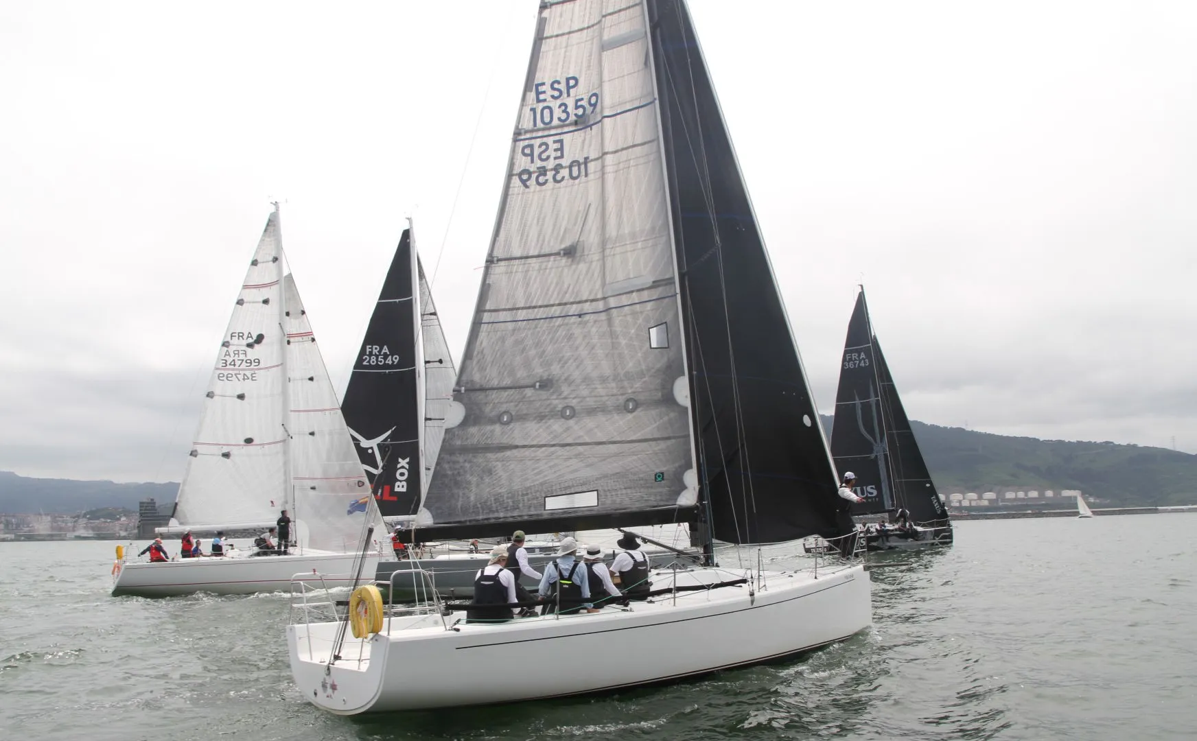 Barcos compitiendo en la Regata Costa Vasca