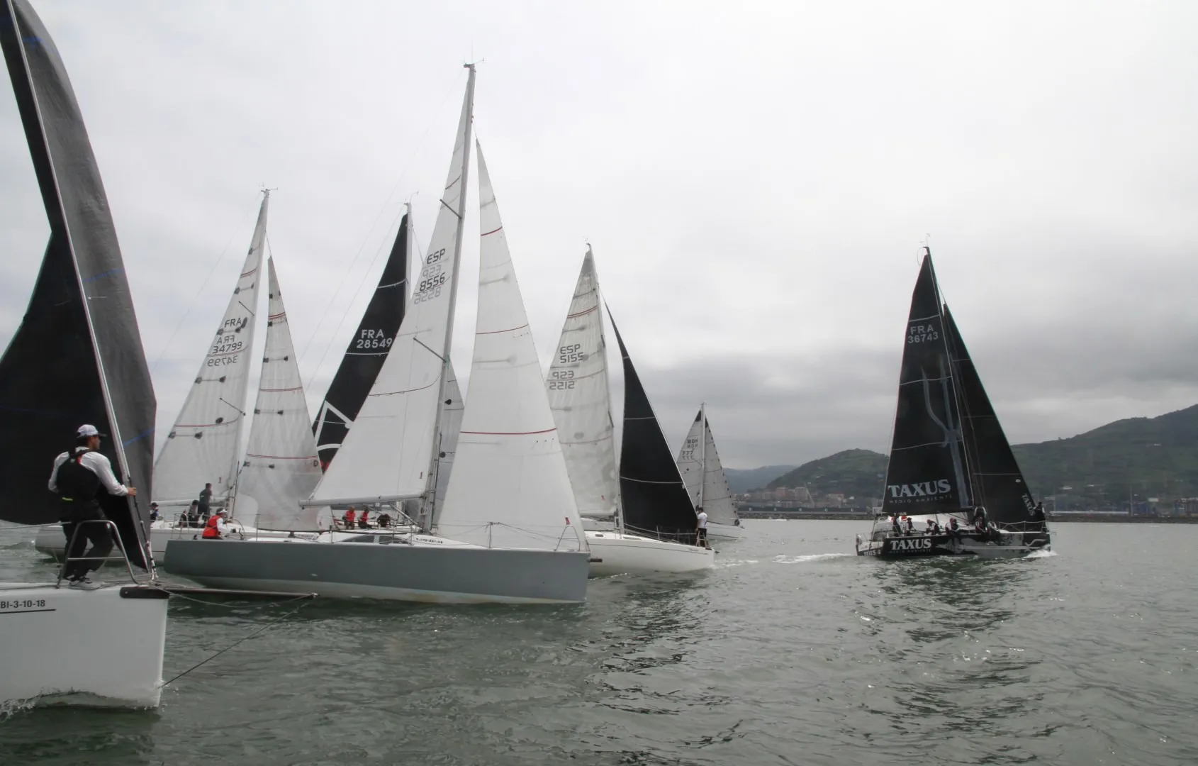 Embarcaciones en la línea de salida de la Regata Costa Vasca