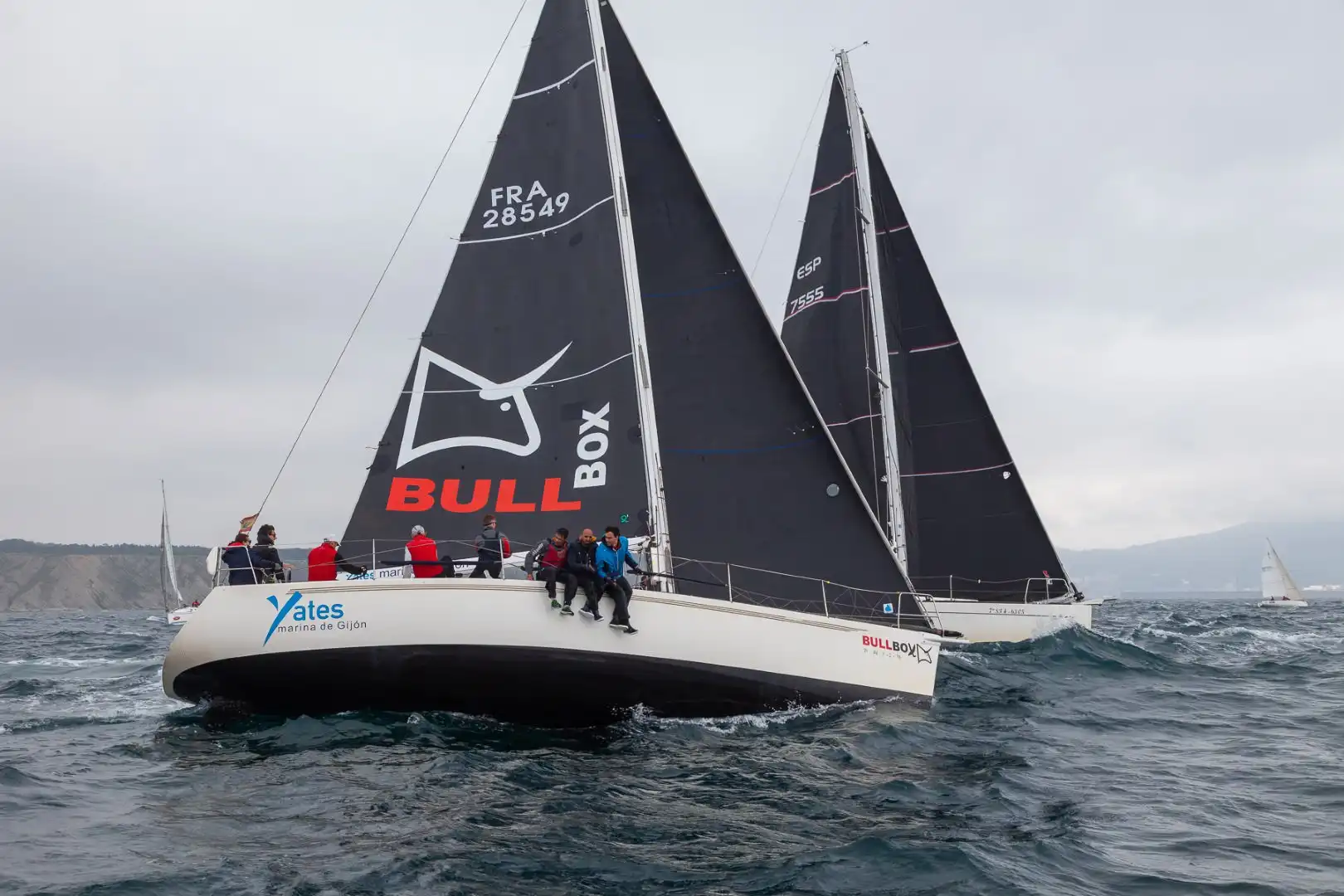 Descubre cómo el Bullbox asturiano y el Porto Belo han tomado la delantera en la Regata Costa Vasca.